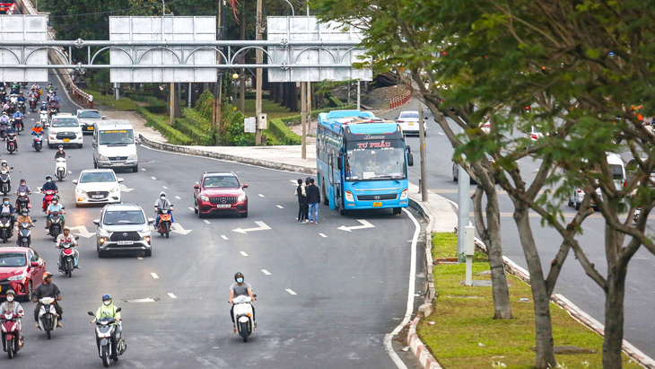 "Xe dù" dừng ngay chân cầu Bình Triệu để đón khách. Vị trí này chỉ cách bến xe Miền Đông, quận Bình Thạnh khoảng 500m - Ảnh: CHÂU TUẤN