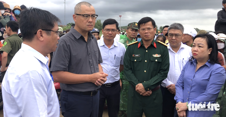 Bí thư Tỉnh ủy Phú Yên Phạm Đại Dương (thứ hai từ trái sang) có mặt tại hiện trường nơi 4 em học sinh đuối nước, mất tích để chỉ đạo công tác cứu nạn cứu hộ - Ảnh: NGUYỄN HOÀNG
