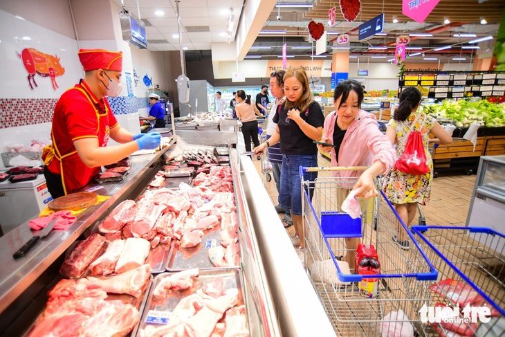 Chi phí thực phẩm tăng là mối bận tâm của nhiều gia đình - Ảnh: QUANG ĐỊNH