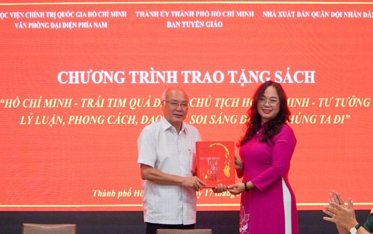 PGS.TS Vũ Thị Thanh Xuân, chánh Văn phòng đại diện phía Nam, Học viện Chính trị quốc gia Hồ Chí Minh, trao tặng sách đến Trưởng Ban Tuyên giáo Thành ủy TP.HCM Phan Nguyễn Như Khuê - Ảnh: H.V.