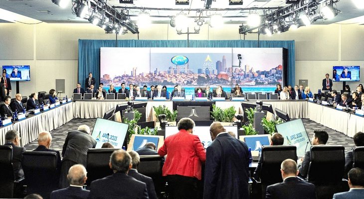 Các bộ trưởng APEC trong cuộc họp ngày 14-11 - Ảnh: AFP