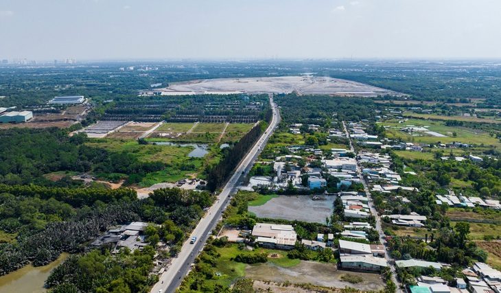 Bãi rác Đa Phước (thuộc huyện Bình Chánh, TP.HCM) hiện đã vượt công suất thiết kế. Đây cũng là nguồn cơn gây nên mùi hôi cho các khu dân cư phía nam TP.HCM - Ảnh: LÊ PHAN