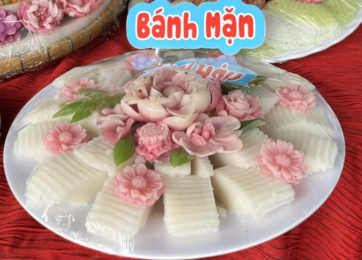 Qua bàn tay khéo léo của người phụ nữ Cần Thơ, món bánh quê trở nên bắt mắt hơn - Ảnh: LAN NGỌC